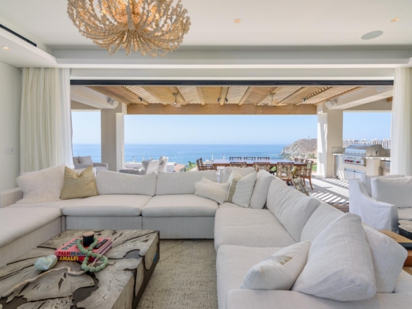 Las Ventanas Las Ventanas Ultra-Luxury Penthouse with unmatched elegance at Las Ventanas. Experience the epitome of luxury living in this stunning 3 bdr, 3 & 2 1/2 baths, atop the prestigious Las Ventanas resort. Boasting an expansive 3,600 sq. ft. of A/C space with an additional 4,000 sq. ft. rooftop deck, this residence redefines grandeur. Breathtaking – Km 19.5 Carr. Transpeninsular, San Jose Corridor, BS